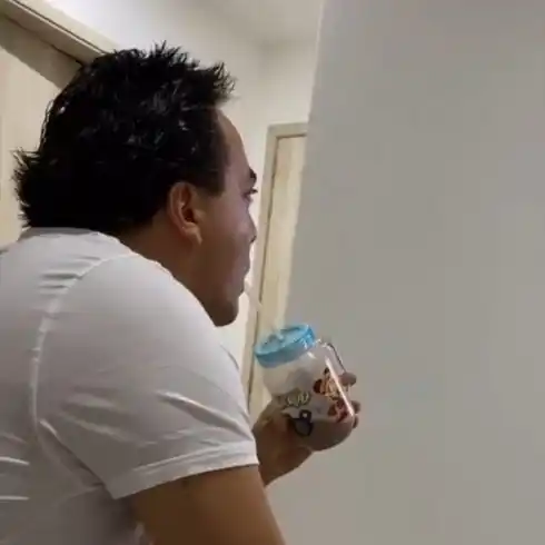 "Sigo tomando la mema, no quiero crecer", la insólita confesión de un famoso cantante mexicano