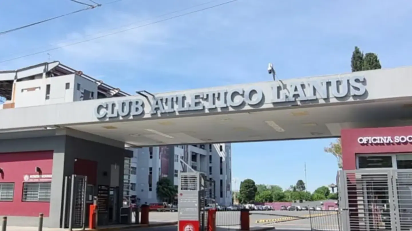 Internaron a un nene de 12 años tras la caída de un arco de fútbol en el Club Atlético Lanús