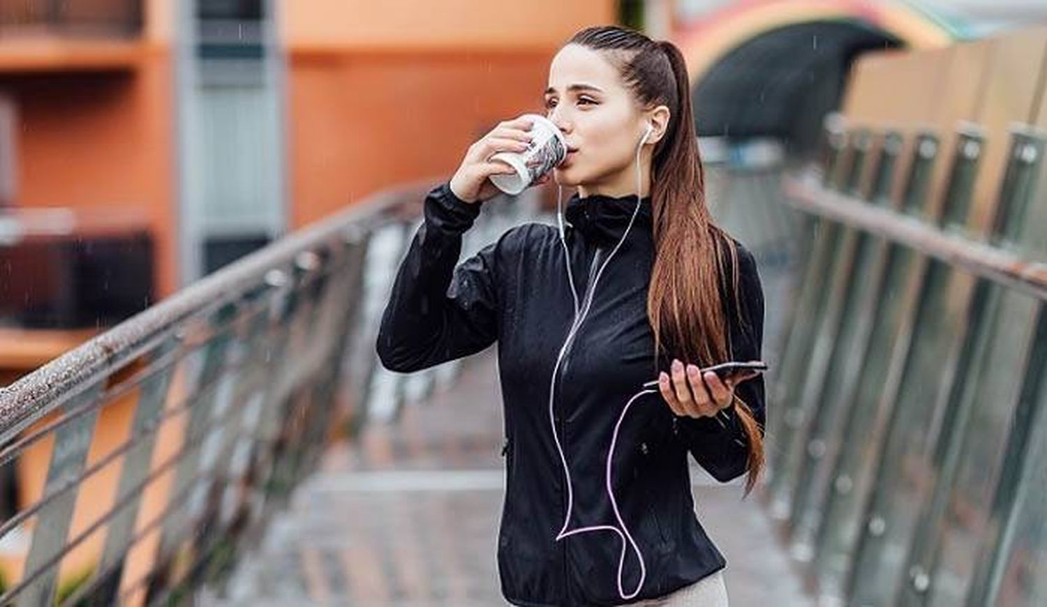 Tomar un café bien cargado media hora antes de hacer ejercicio aumenta la quema de grasa