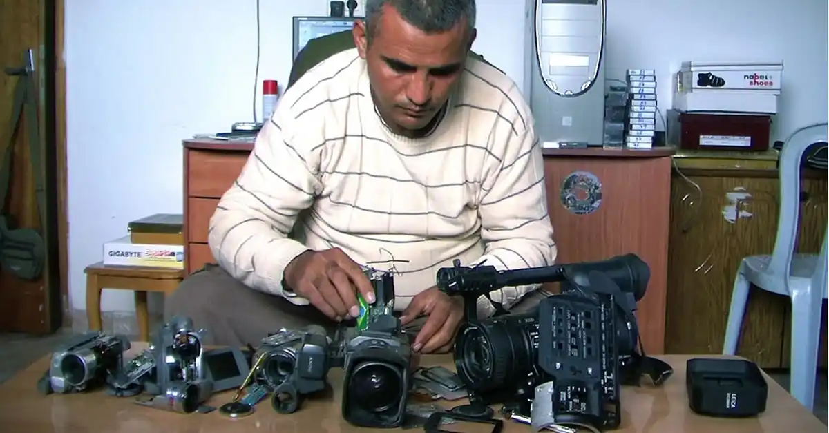 Proyectan el documental "5 cámaras rotas" en el Museo MAR