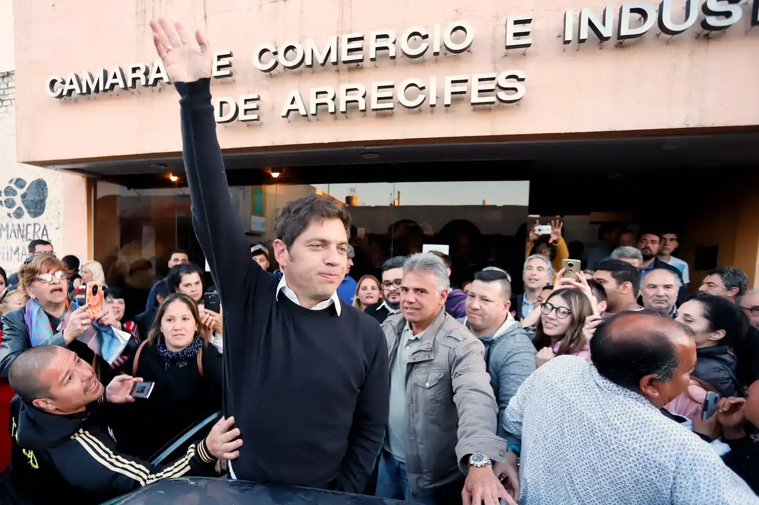 "Pungas" robaron celulares y hasta a un intendente en actos de Kicillof en Arrecifes y Capitán Sarmiento