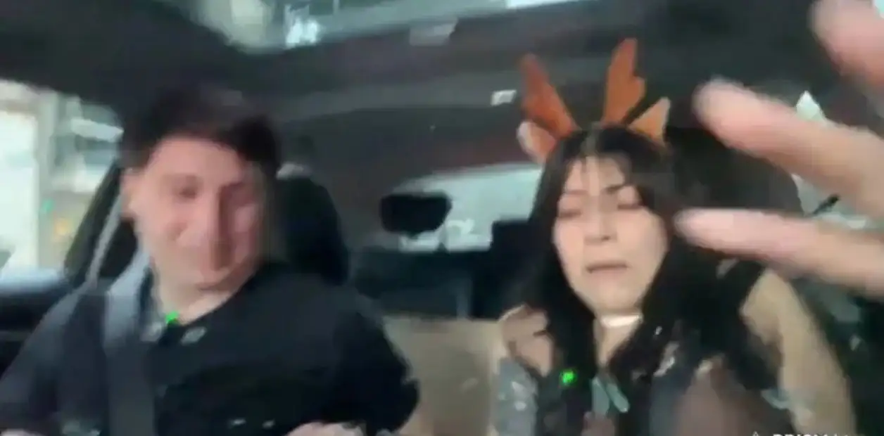 Le robaron el celular a una streamer mientras hacía una transmisión en vivo
