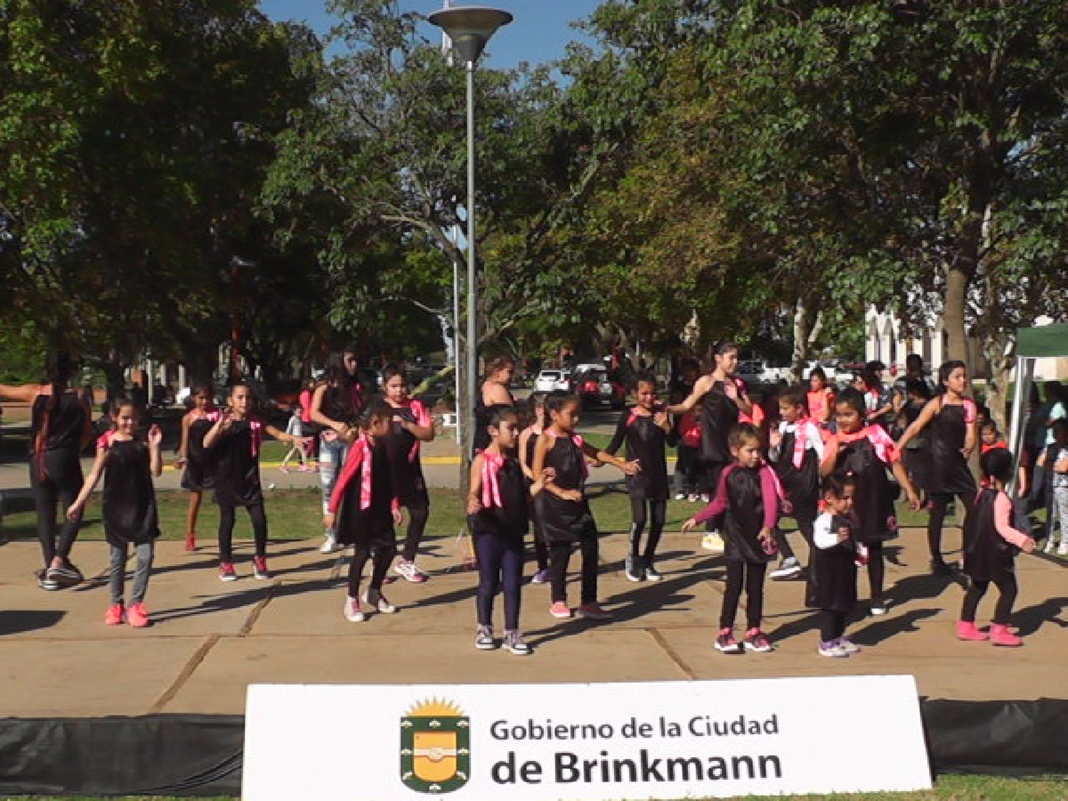Brinkmann celebra el Día de la Danza y del Animal