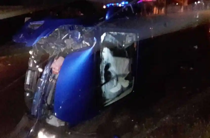 Conducía alcoholizado, chocó contra un poste de alumbrado y volcó