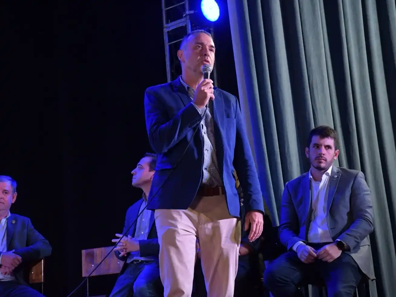 Luis Viskovik, durante su exposición sobre el escenario del Centro Cultural. Foto: MVT