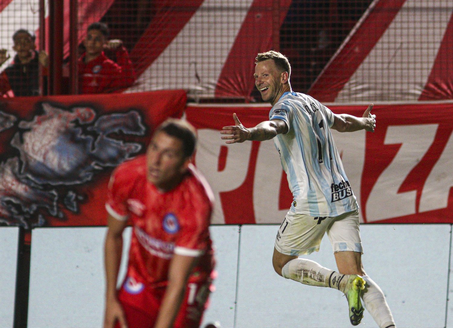 Atlético se hizo fuerte en La Paternal y es líder