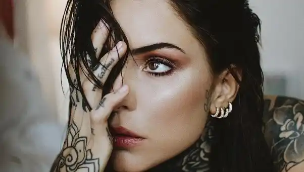 Cande Tinelli en Instagran: topless y una serpiente pitón en el cuello