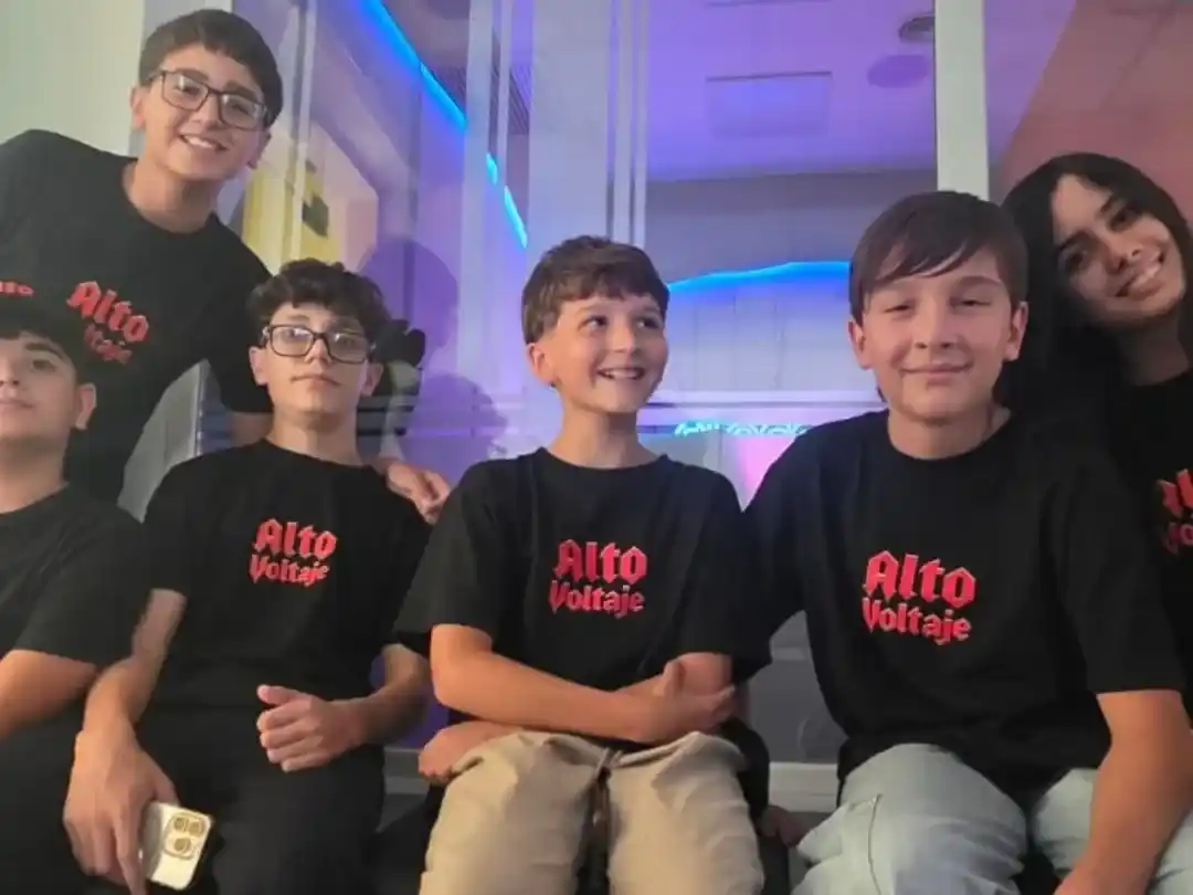 Los integrantes de la banda "Alto Voltaje".