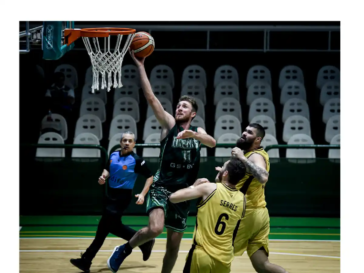 Atenas perdió y jugará por la permanencia