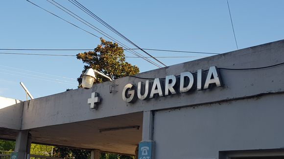 Joven llegó herido al Hospital, hicieron la denuncia pero decidió retirarse con su novia sin dar explicaciones