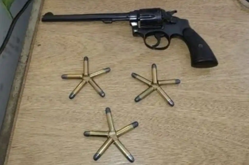 Se trataba de un revólver calibre .38 largo.