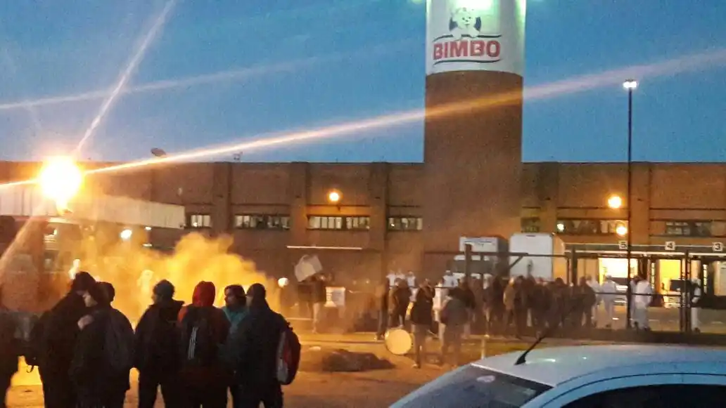 Tres detenidos tras una protesta de trabajadores de Bimbo en Pilar