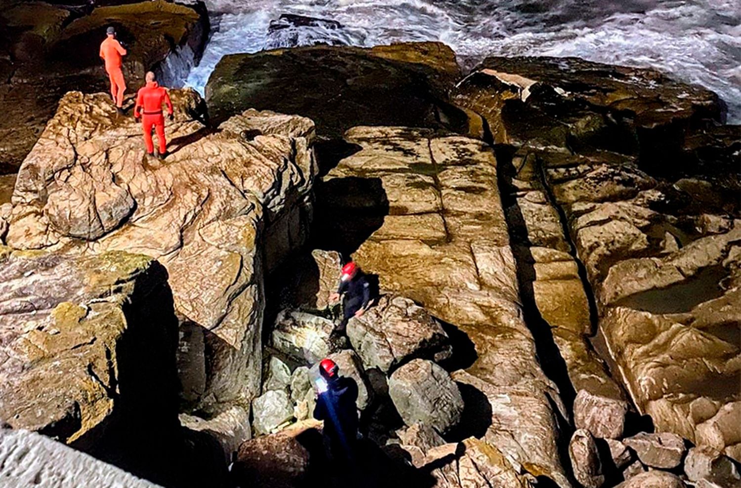 Intensifican la búsqueda de un malviviente que se arrojó al mar después de un robo