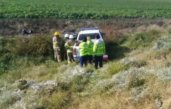 Encuentran a un policía muerto en un patrullero despistado
