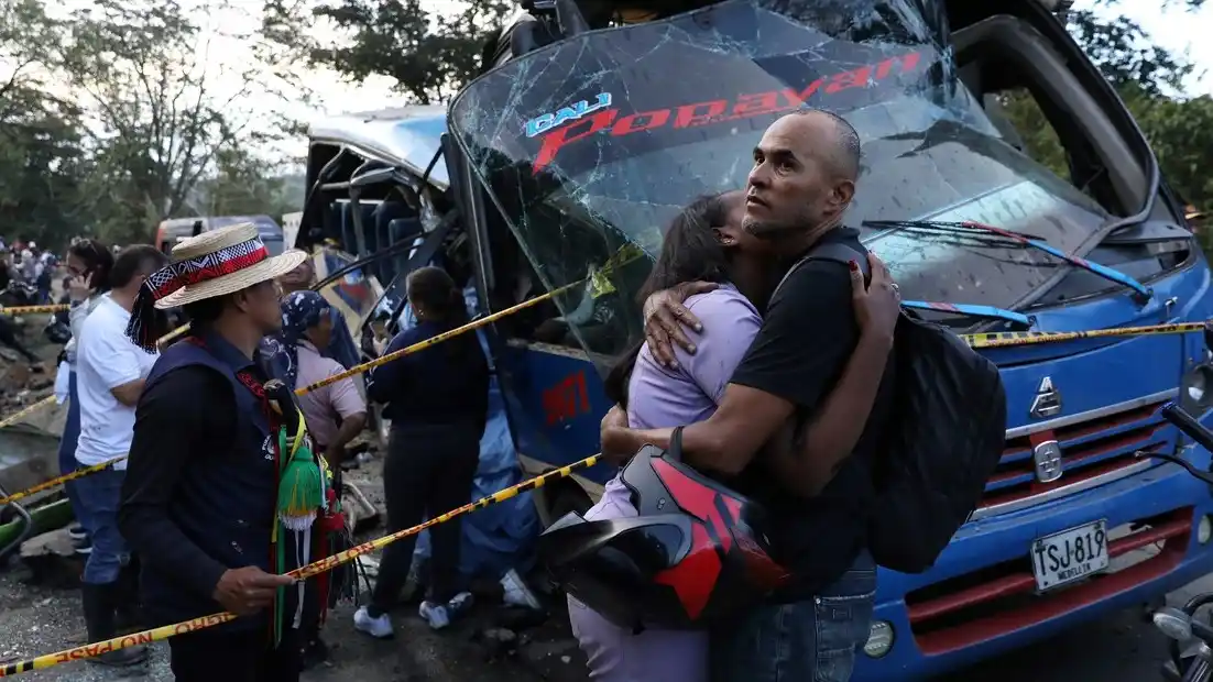 Un ataque con bomba contra un colectivo dejó 14 muertos y 38 heridos en el sudoeste de Colombia