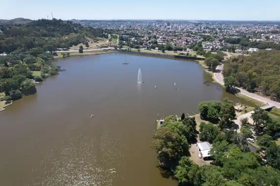 La Cruz Roja y la Escuela de Guardavidas realizaron una jornada de limpieza en el Lago del Fuerte