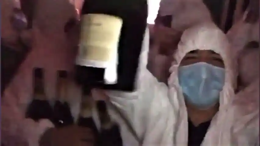 Fiesta clandestina con mamelucos sanitarios y champagne en plena segunda ola mientras lo publican en redes