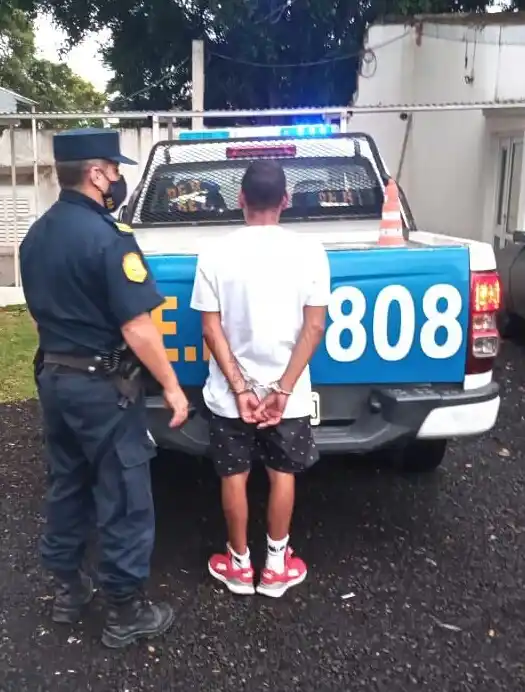 Amenazó a la víctima con un cuchillo tras robarle el teléfono, y huyó