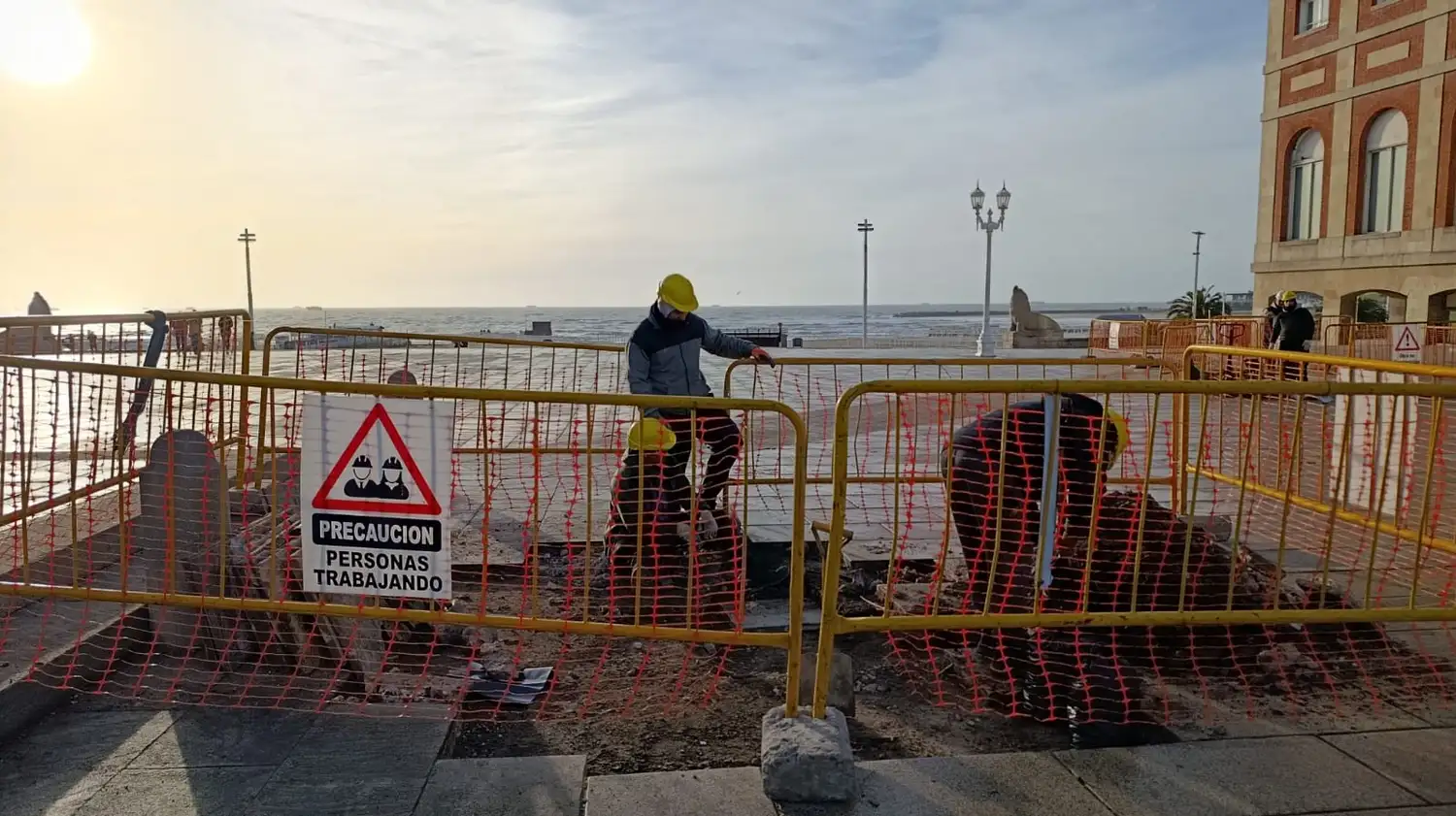En materia de restauración, los trabajos abarcarán la reposición de los solados históricos, limpieza de piezas de piedra, reparación de escalones y rampas, recuperación de revestimientos en columnas y arcadas, además de tareas sobre las carpinterías y frentes de los locales comerciales.