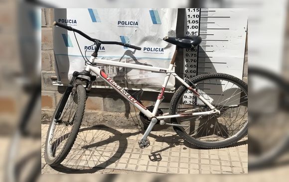 Le robaron la bici tras amenazas con un cuchillo: la policía la recuperó en Hermano Indio