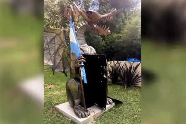 Ex funcionario de Scioli escondía una caja fuerte en la estatua de un dragón