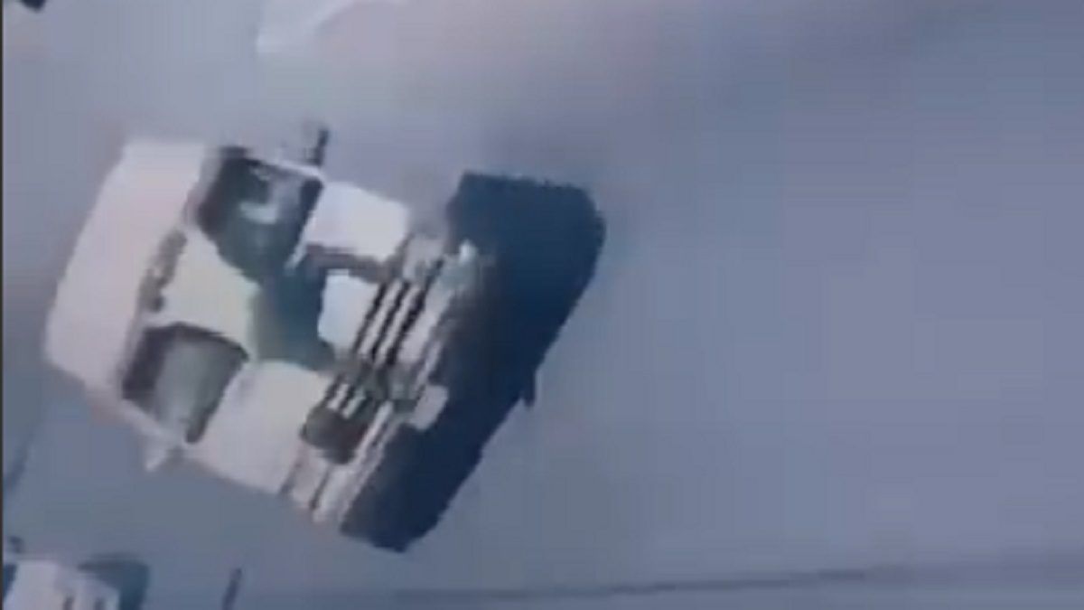¡AL MEJOR ESTILO DE HOLLYWOOD! VEA como un policía de tránsito en Maturín se guinda de un vehículo infractor (+VIDEO)