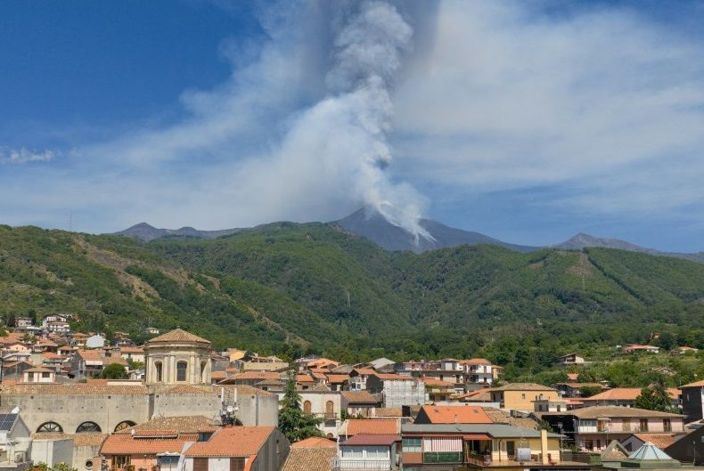 Volcán ETNA expulsa nube de cenizas y gas: autoridades aseguran que no hay «peligro para la población»