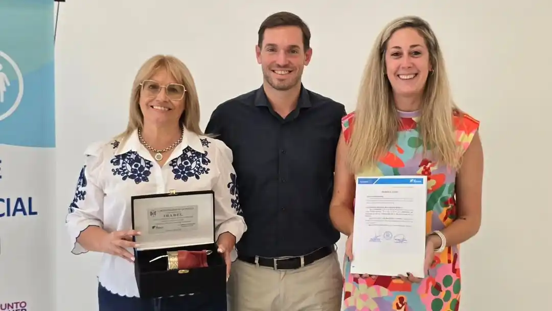 El intendente Franco Castellina junto a la funcionaria saliente Irabel Mucillo (izquierda) y la reemplazante Sara garcía (derecha)