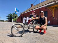 Un joven y su ahijada con encefalopatía crónica volverán a correr la Tandilia: la historia de Peta y Yani