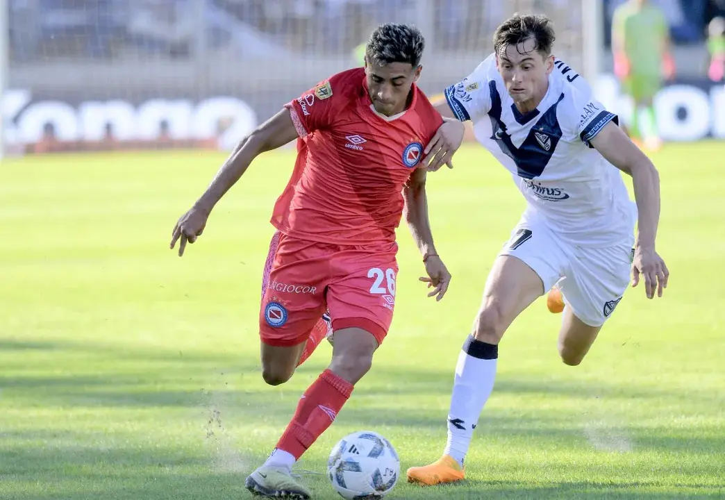 Vélez finalista de la Copa de la Liga: resistió con 10 y se impuso en los penales ante Argentinos