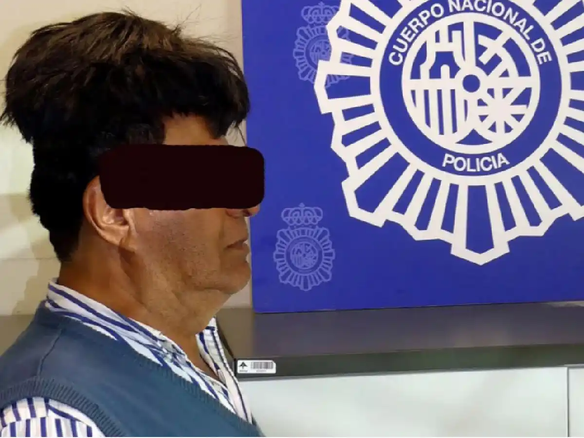 La policía frenó a un hombre por la extraña forma de su cabeza: tenía cocaína en su peluquín