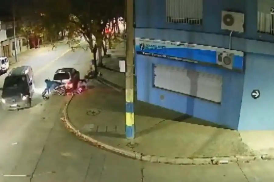 Chocó a un motociclista, le provocó una fractura expuesta y se dio a la fuga: el video