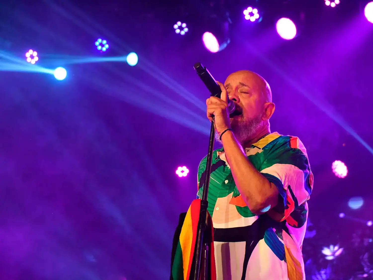El Bahiano repasó su trayectoria y anticipó su show acústico en la ciudad.