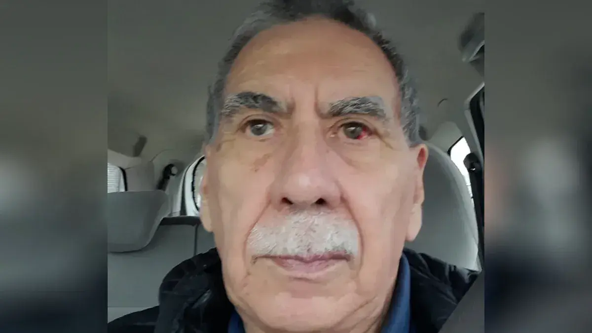 Gómez tiene que manejar un Uber para reunir dinero.