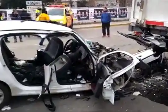 Un auto chocó contra un camión estacionado: mueren tres adolescentes