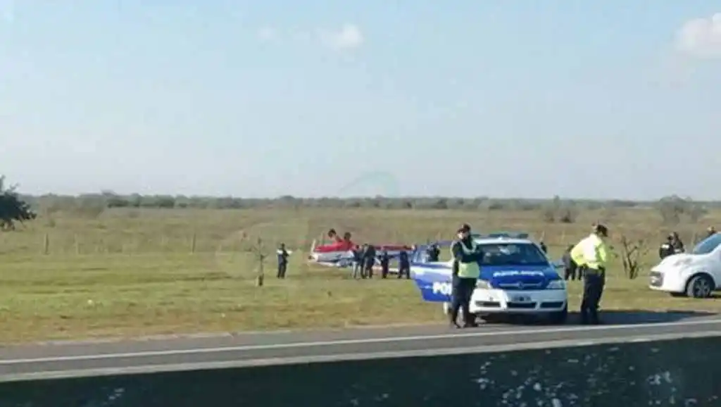 Una avioneta cayó al costado de la Autopista La Plata-Buenos Aires