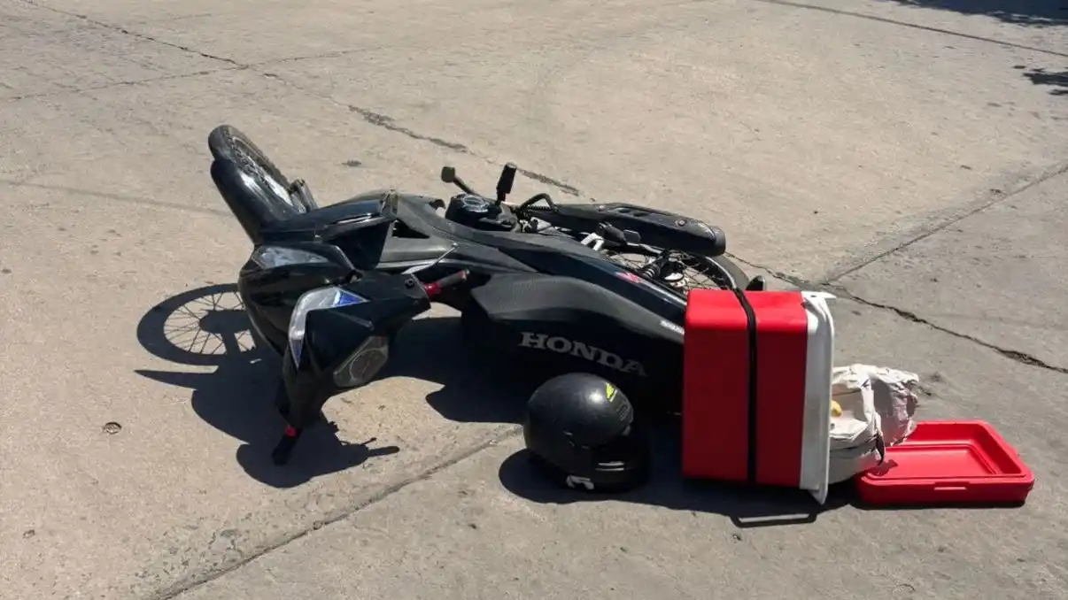 Choque entre dos motos en barrio Consolata: una mujer sufrió una lesión grave
