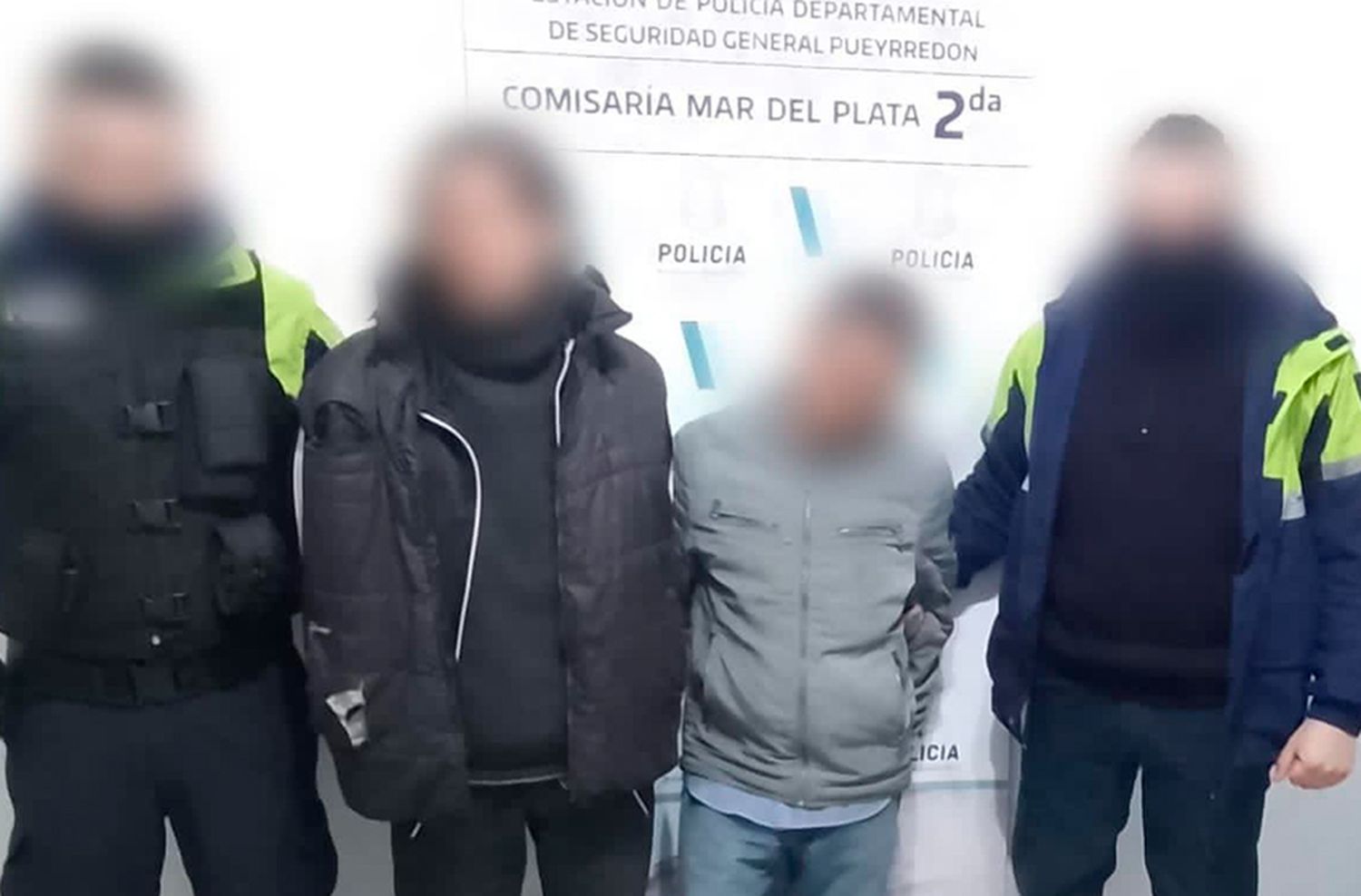 Bajan de un auto, roban celular a una joven y escapan