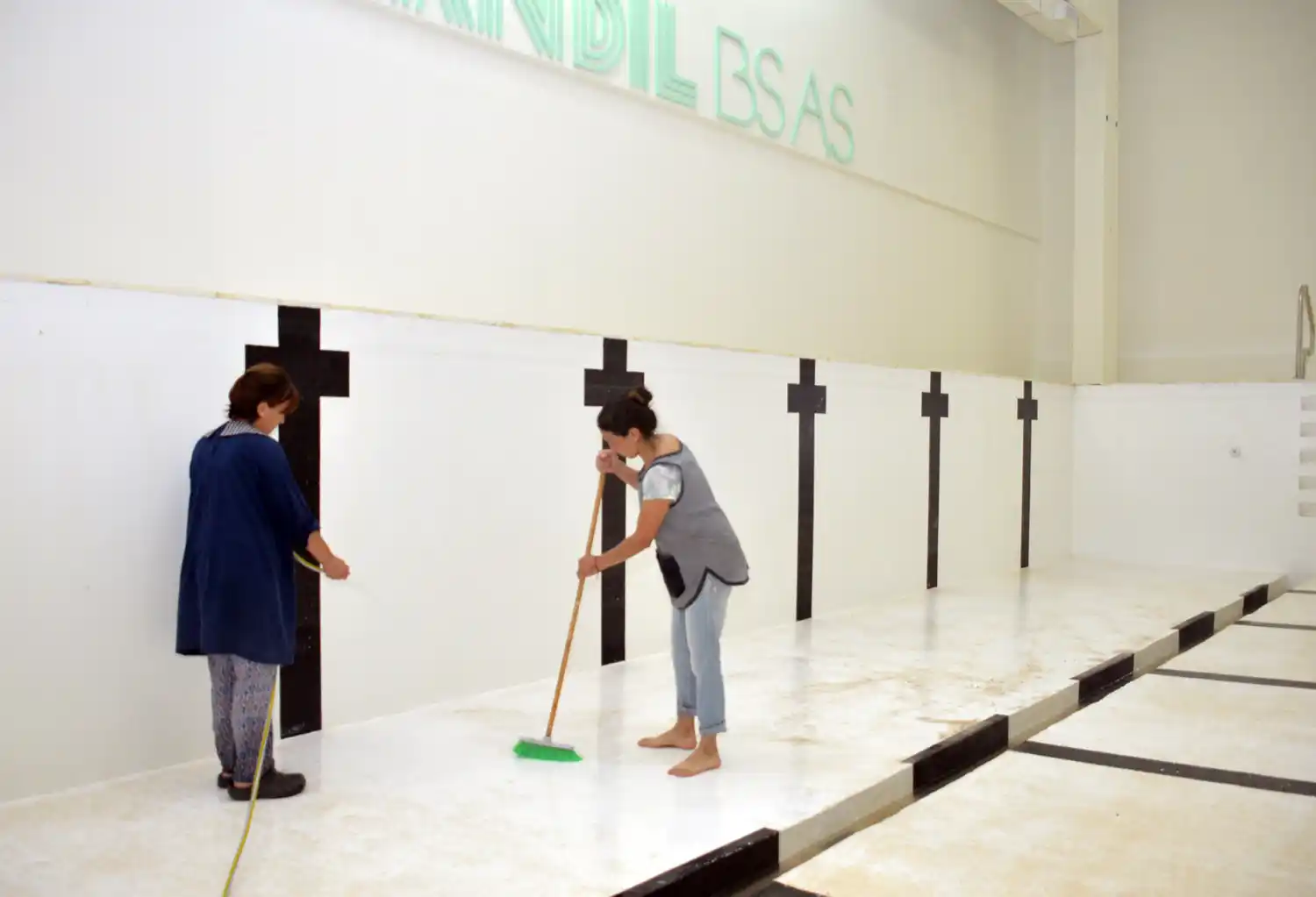 Sin ablandador de agua, la pileta semiolímpica acumuló gran cantidad de sarro en sólo 72 días