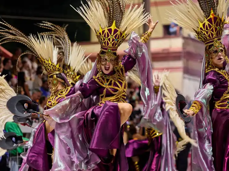 El Carnaval del País le ganó a la lluvia y 20 mil personas disfrutaron de la octava noche en el Corsódromo