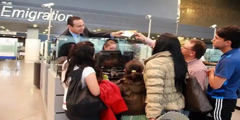 EE.UU. extenderá restricciones a la inmigración hasta finales del 2020