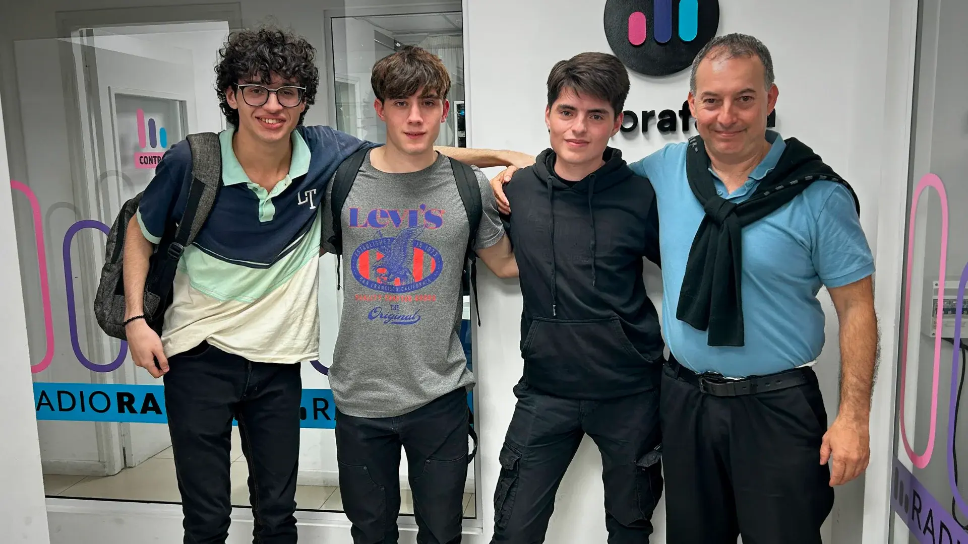 Mauricio Rogiani - profesor / Maximiliano Maese, Genaro Trucone y Alexis David Imoberdorf  - estudiantes | ¡Orgullo local! La Escuela Técnica 460 se consagró campeona en TecnoMate 2026