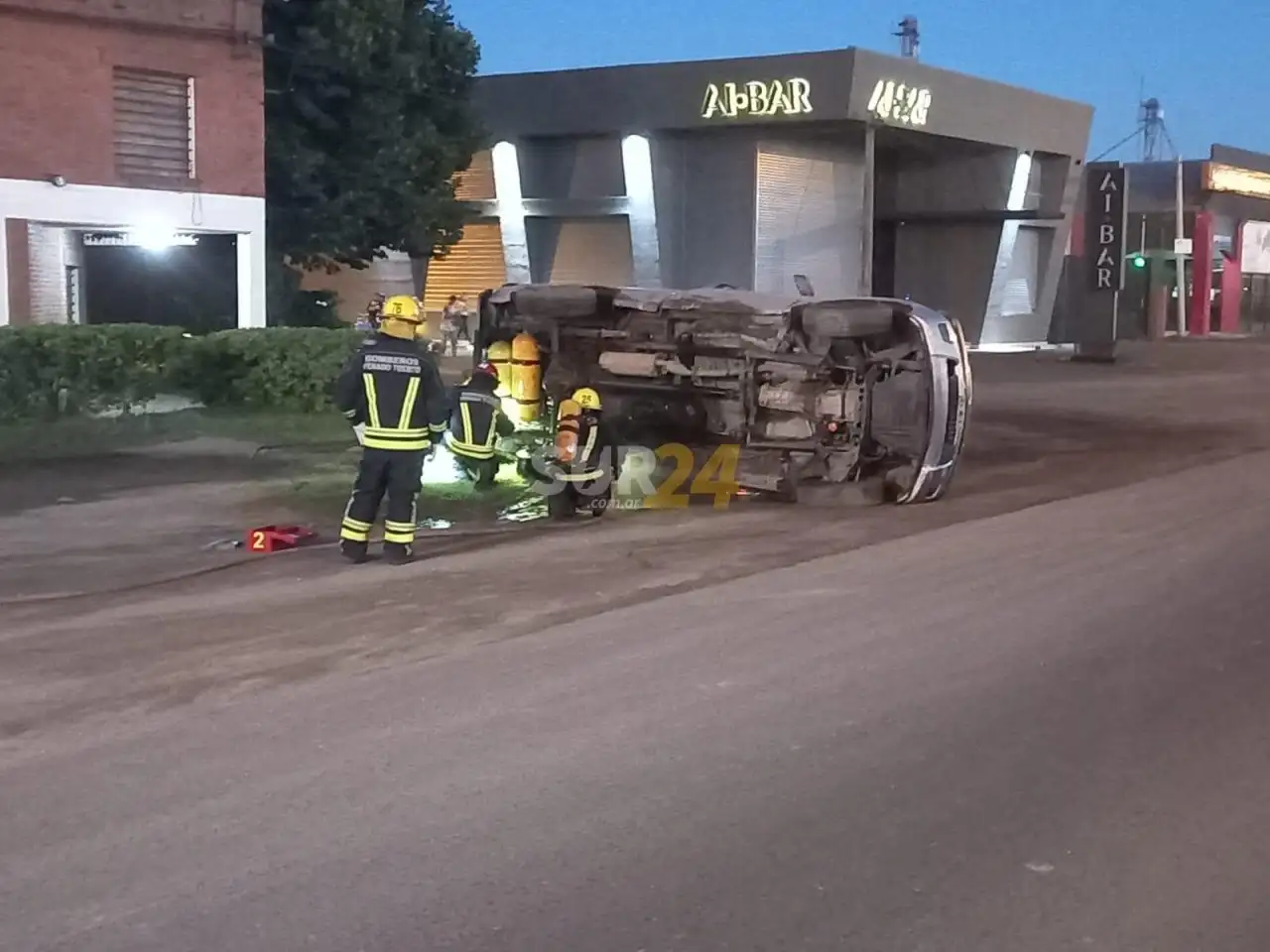 Noche de miércoles para Bomberos: un vuelco en Ruta 8, un accidente y un incendio