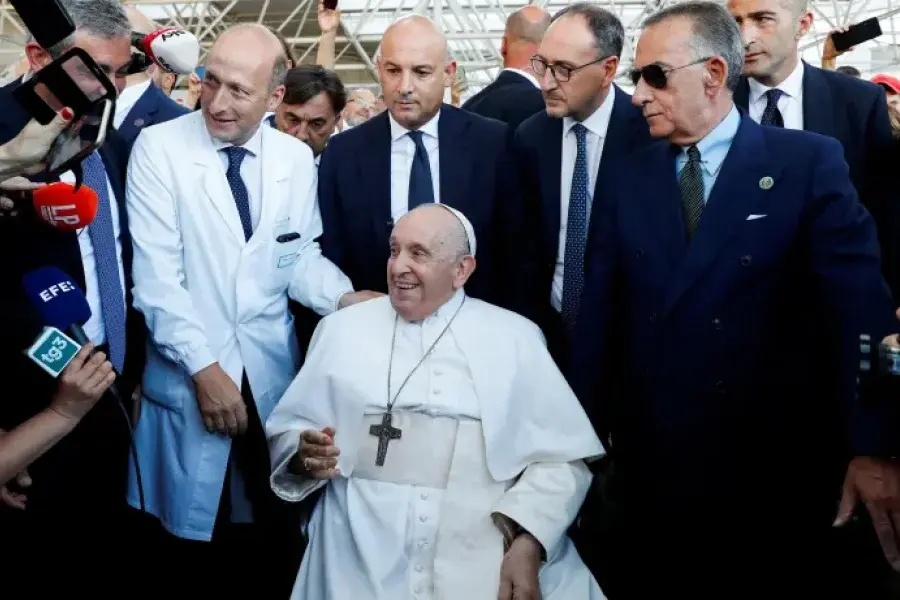 El papa Francisco fue dado de alta: "Recen por mí, sigo vivo"