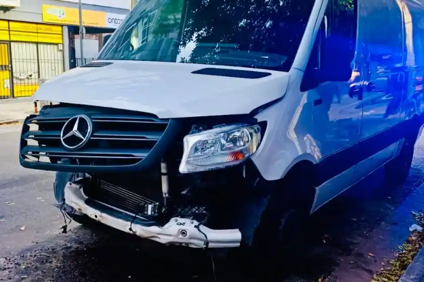 Un utilitario y un auto protagonizaron un choque en el macrocentro de Rosario