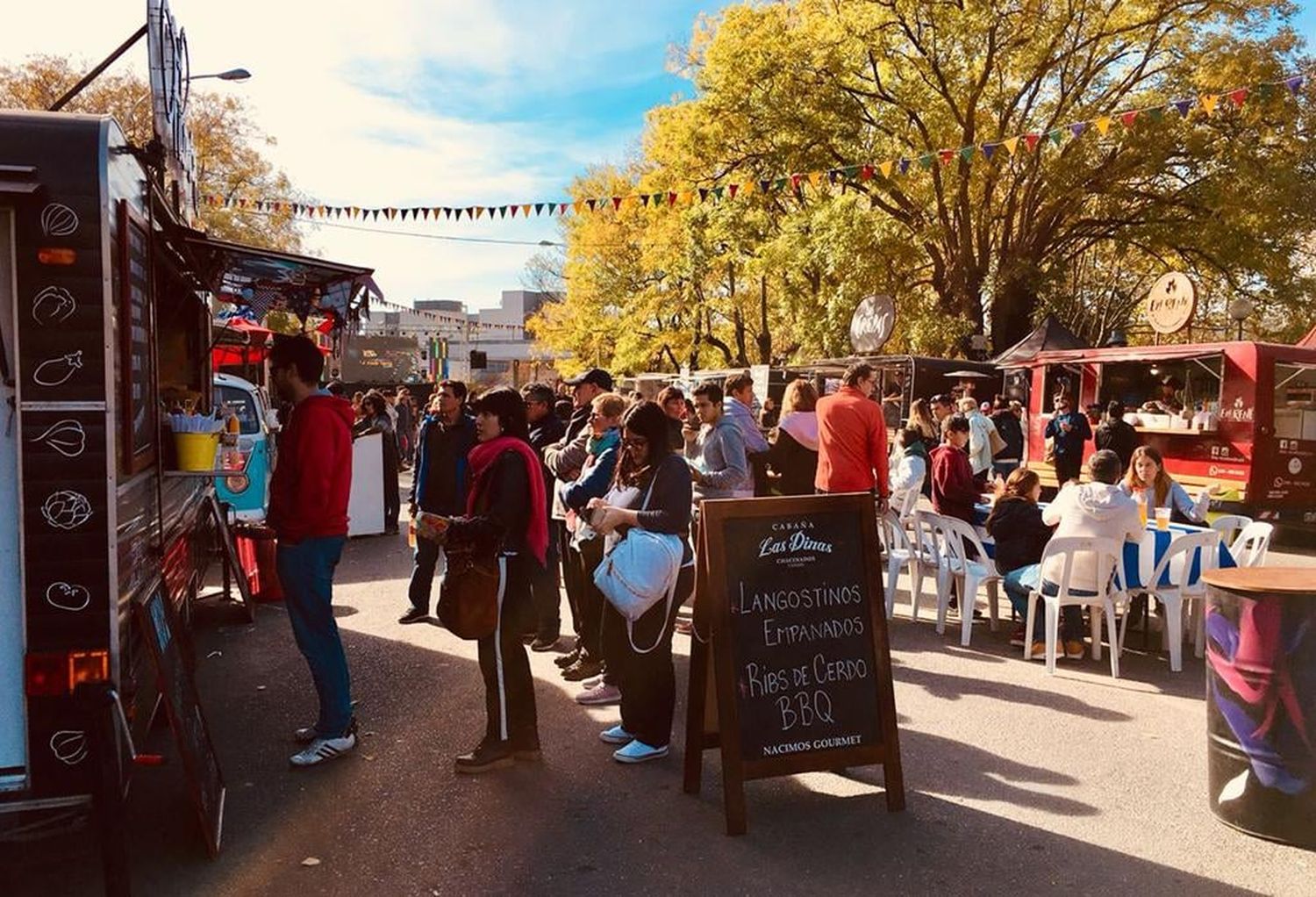 Desde las 12 del mediodía, los asistentes podrán disfrutar del folclore, el baile, las comidas y bebidas, y la tradicional propuesta comercial de las mujeres emprendedoras.