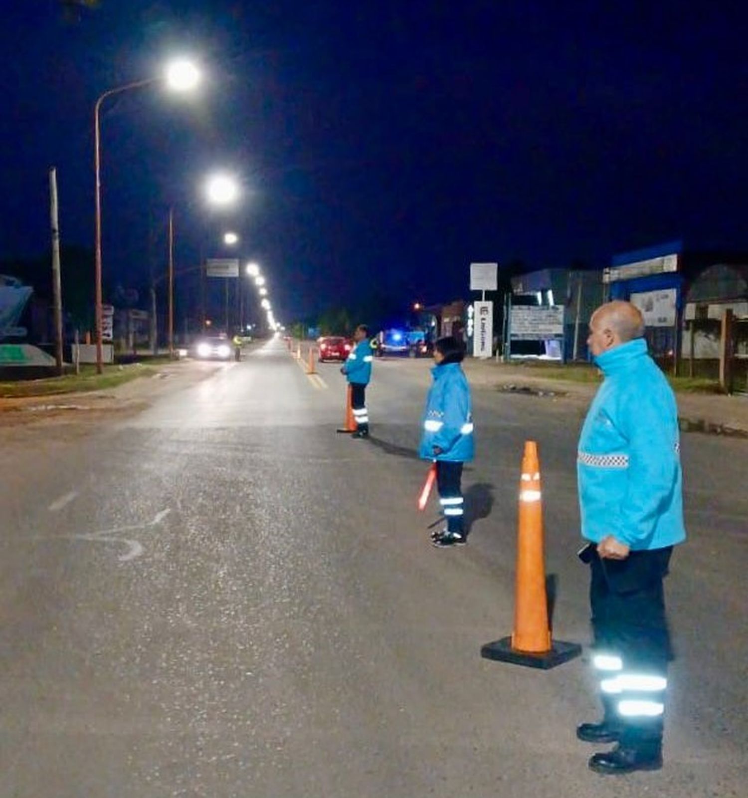 Los inspectores de tránsito en pleno control vehicular.