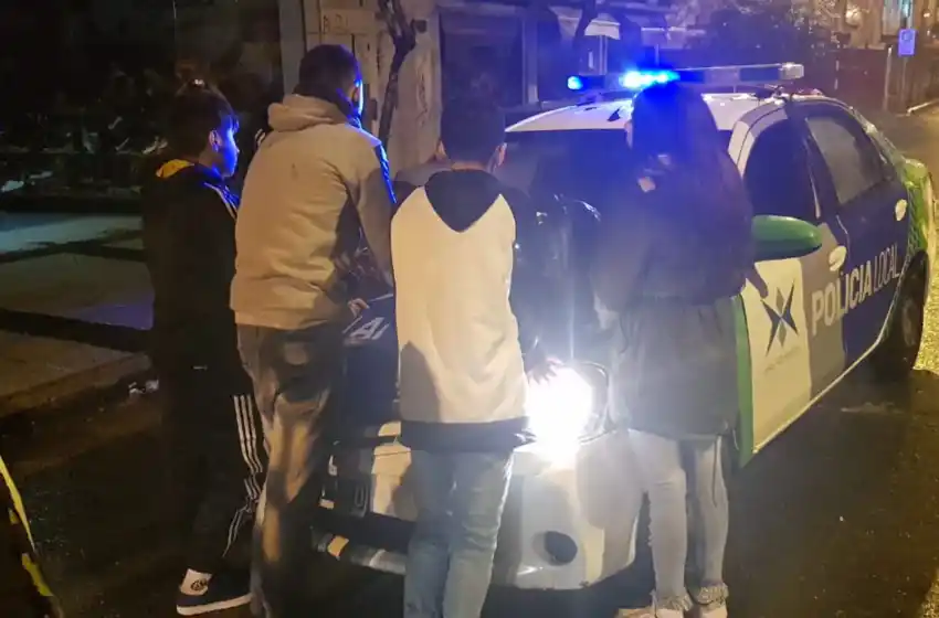 Seis menores le robaron el celular mientras caminaba por la costa