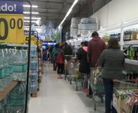 Filas de más de cien metros en hipermercados por el Supermiércoles del Banco Provincia