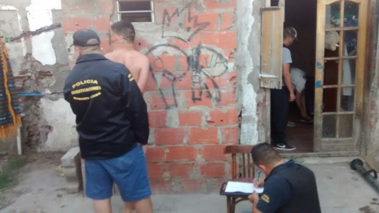 Fue detenido tras intentar impedir con un arma el arresto de su hijo